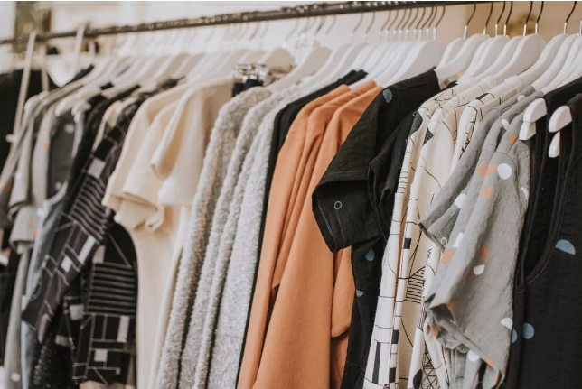 听说中国人不爱买衣服了，服装企业该怎么办?